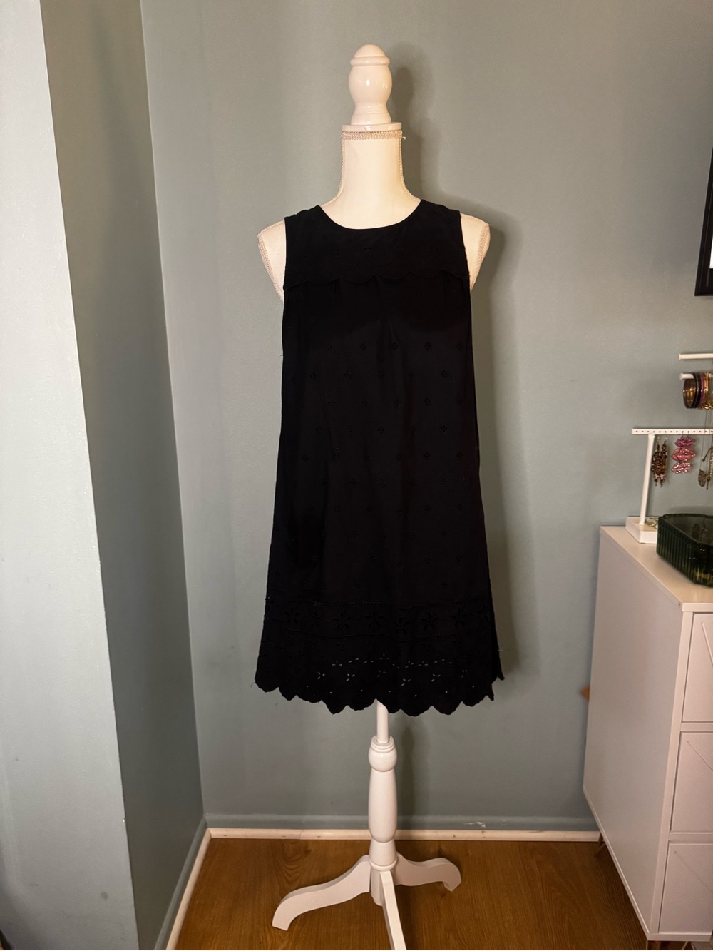 Old Navy Black Sleeveless Eyelet Scalloped Shift Dress Small Petite
